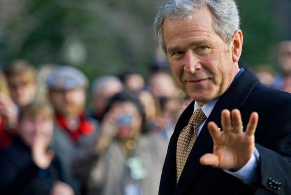 Será fatalmente recordado porque al término de su mandato, EU permanecía envuelto en dos conflictos armados en Medio Oriente, enfrentaba una cruel crisis económica y de acuerdo con expertos, tuvo un retroceso en materia de derechos civiles.