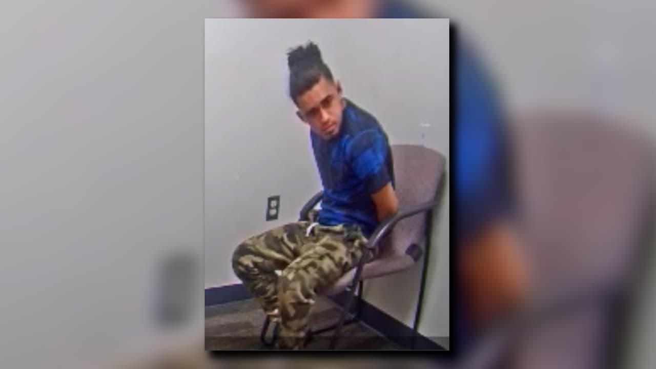 La policía ha obtenido órdenes de arresto y lo acusa asesinato con malicia, asalto agravado, posesión de un cuchillo durante ciertos delitos y robo.