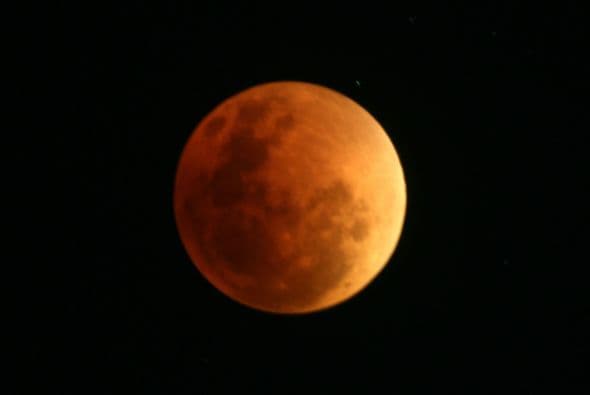 Como en la antigüedad no se conocía qué era un eclipse, ver la Luna roja en el cielo daba pie a muchísimas especulaciones: “que si era el fin del mundo, que si auguraba muertes y guerras terribles, calamidades y desastres”.
