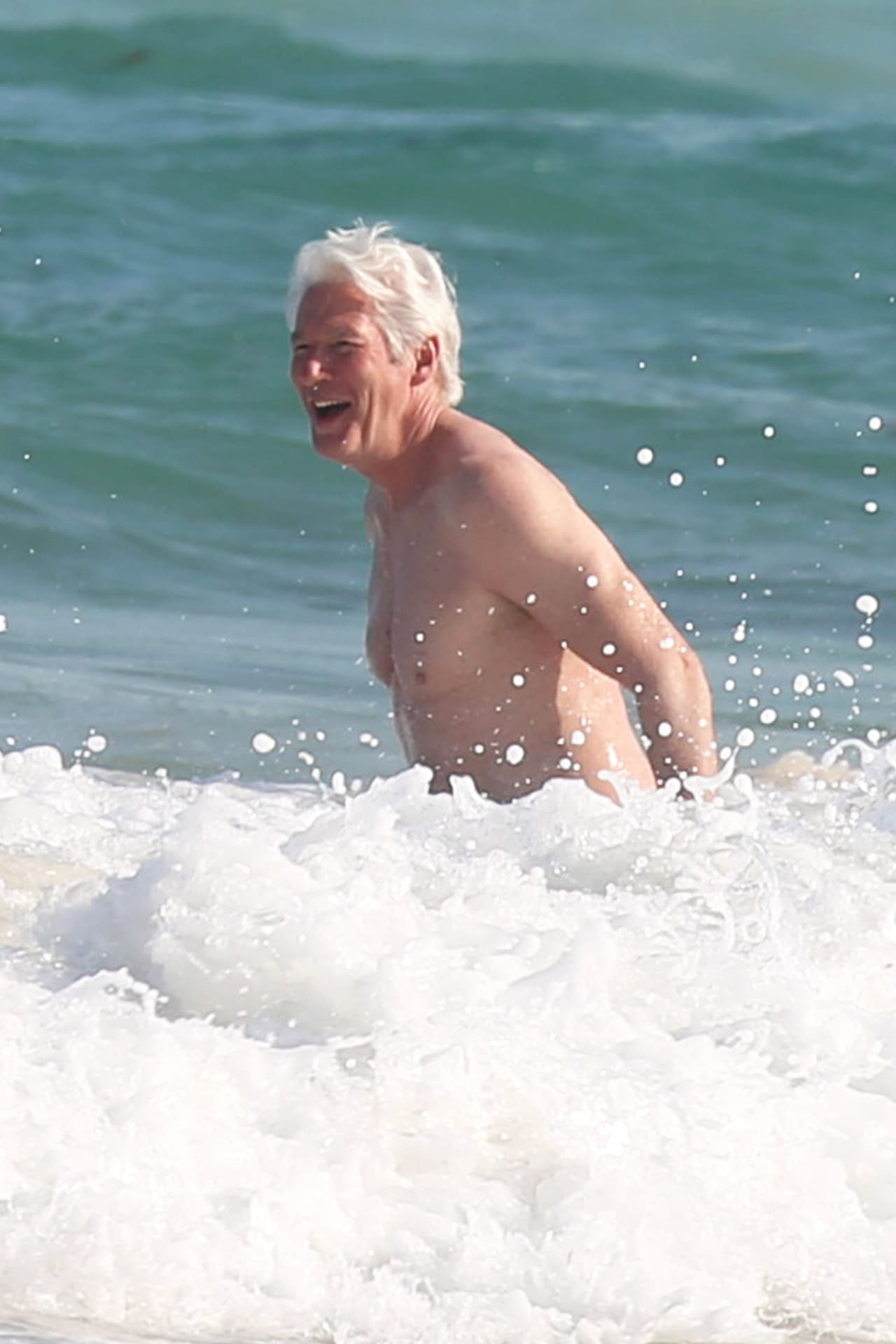 Richard Gere goza del mar en Tulum, México, el de 3 de abril de 2017.