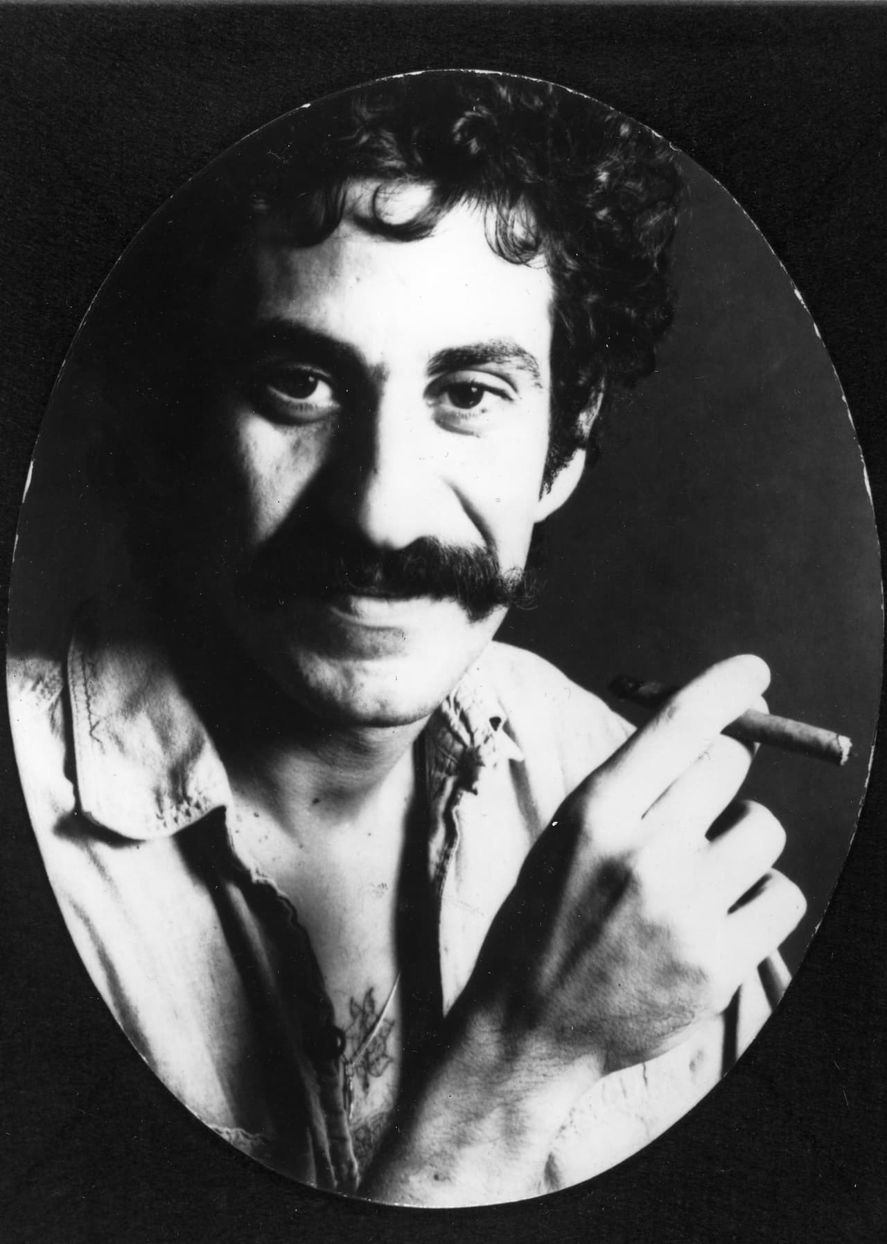 Jim Croce, autor de "Bad, Bad Leroy Brown" y "Time in a Bottle", tenía 30 años cuando murió el 20 de septiembre de 1973. Volaba en un 
<a href="https://en.wikipedia.org/wiki/Beechcraft_Model_18">Beechcraft E18S</a> desde Natchitoches, Louisiana, hacia Sherman, Texas. Se cree que por cuenta de la neblina de ese día, el avión golpeó el único árbol que había cerca a la pista donde despegaron, un árbol de nueces pecan. Al día siguiente de su muerte, se lanzó su single "
<a href="https://en.wikipedia.org/wiki/I_Got_a_Name_(song)">I Got a Name</a>".