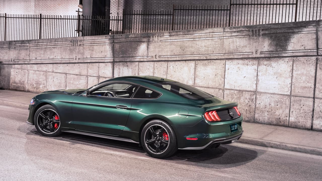 Ford Mustang Bullitt 2019 muestra detalles discretos que rinden tributo al carro de McQueen, como sencillas platinas cromadas en el borde de las ventanas.