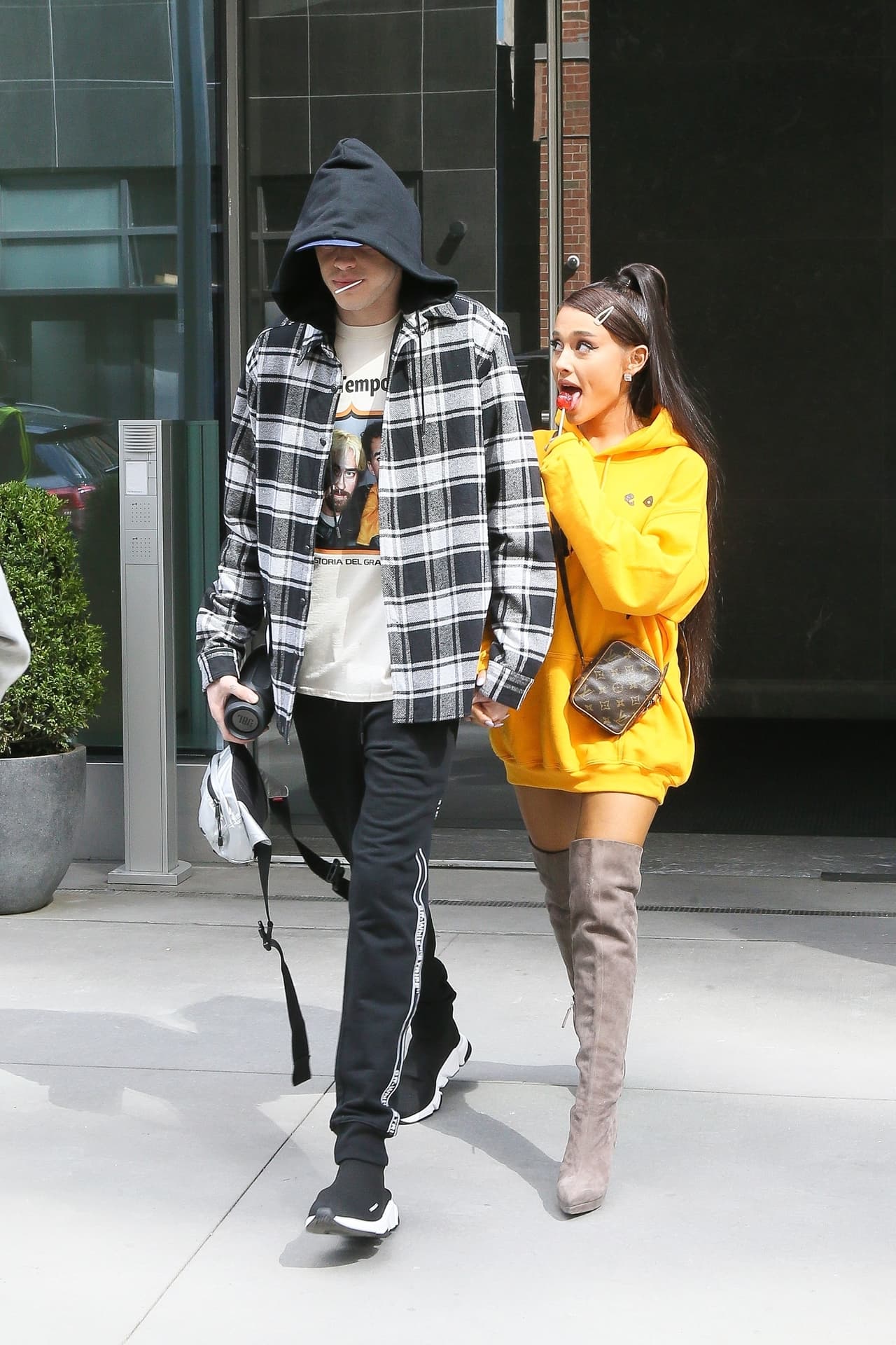 Pero no se detuvo ahí. El bloguero 
<b><a href="https://www.univision.com/shows/lanzate/esta-es-la-conmovedora-historia-de-la-mama-del-bloguero-perez-hilton-video">Perez Hilton</a></b> rescató una captura de pantalla en la que se muestra un 
<b><a href="https://www.instagram.com/p/BkdvzS0Ducq/?taken-by=theperezhilton">mensaje privado</a></b> que Grande envió a algún seguidor con el mensaje "por favor, ya detén el odio y las opiniones sin sentido. 
<b>No es divertido para ningún fanático, ni para mí</b>".