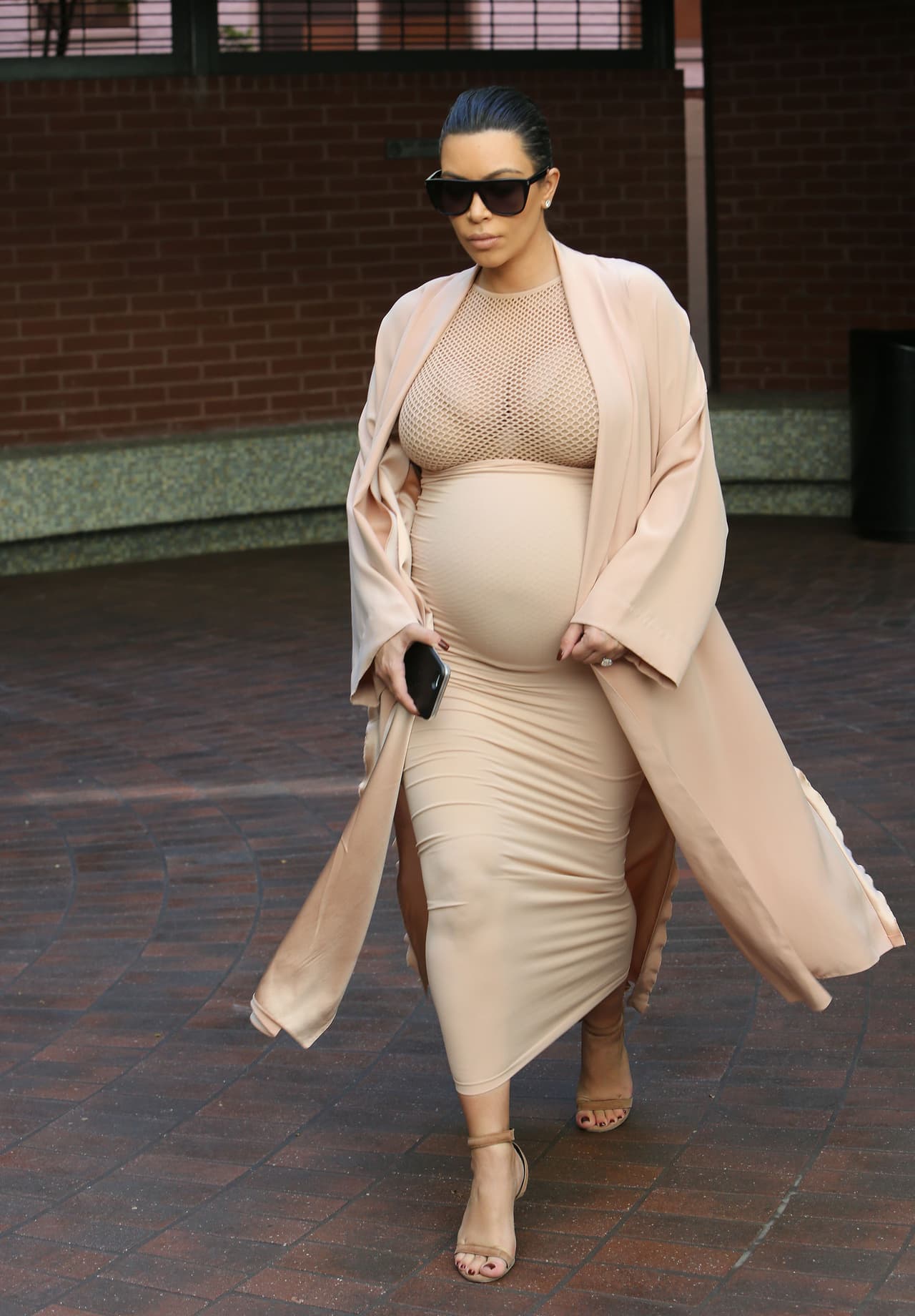 Kim usaba una falda súper ajustada.