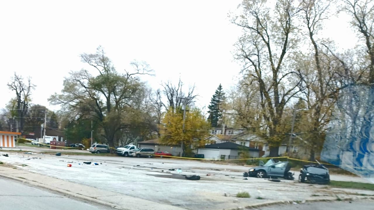 La fuerza del impacto partió el auto por la mitad. Los ocupantes salieron proyectados.