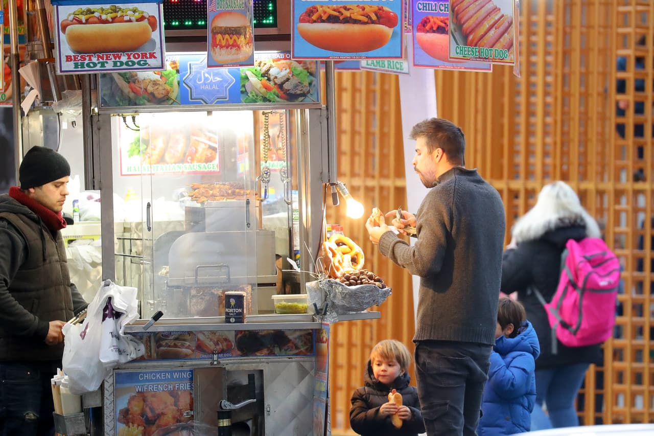 El futbolista y sus hijos comieron los famosos hot-dogs de las calles de la 'Gran Manzana'.