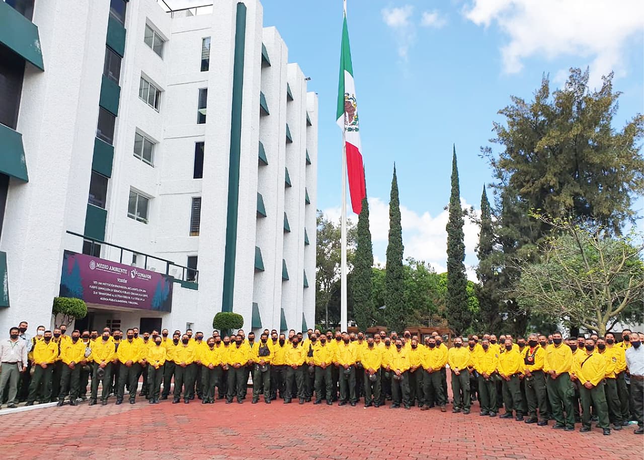 En total son 5 brigadas de 20 efectivos cada una, las que se suman a los esfuerzos de contención de los 26 incendios aún activos en California
<br>