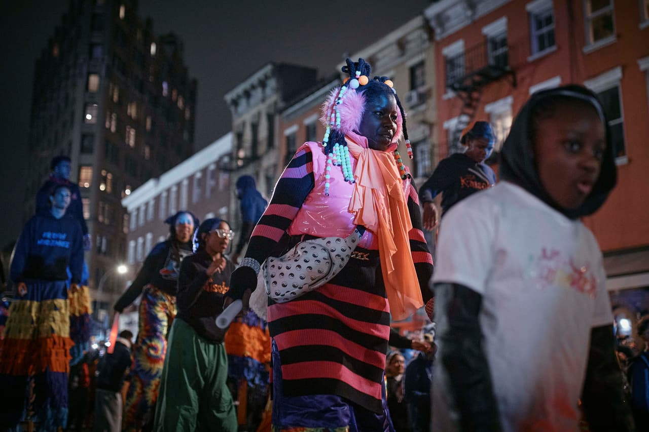 Con llamativos disfraces, música y mucha diversión desfilaron cientos de personas por la Sexta Avenida.
<br>