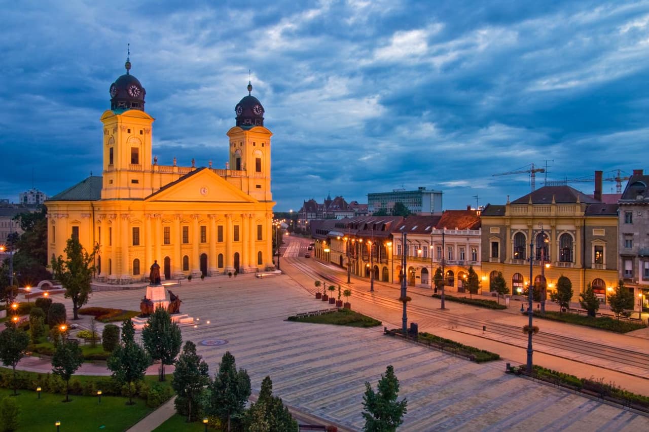 <b>Debrecen está en Hungría</b> y según LP le pasa algo similar a lo que ocurre en Oporto, queda opacada por Budapest, pero en realidad es una ciudad con una creciente e interesante oferta cultural y de arte moderno, aunque por su bajo perfil, se disfruta a un menor costo. | Foto: Getty . 
<br>