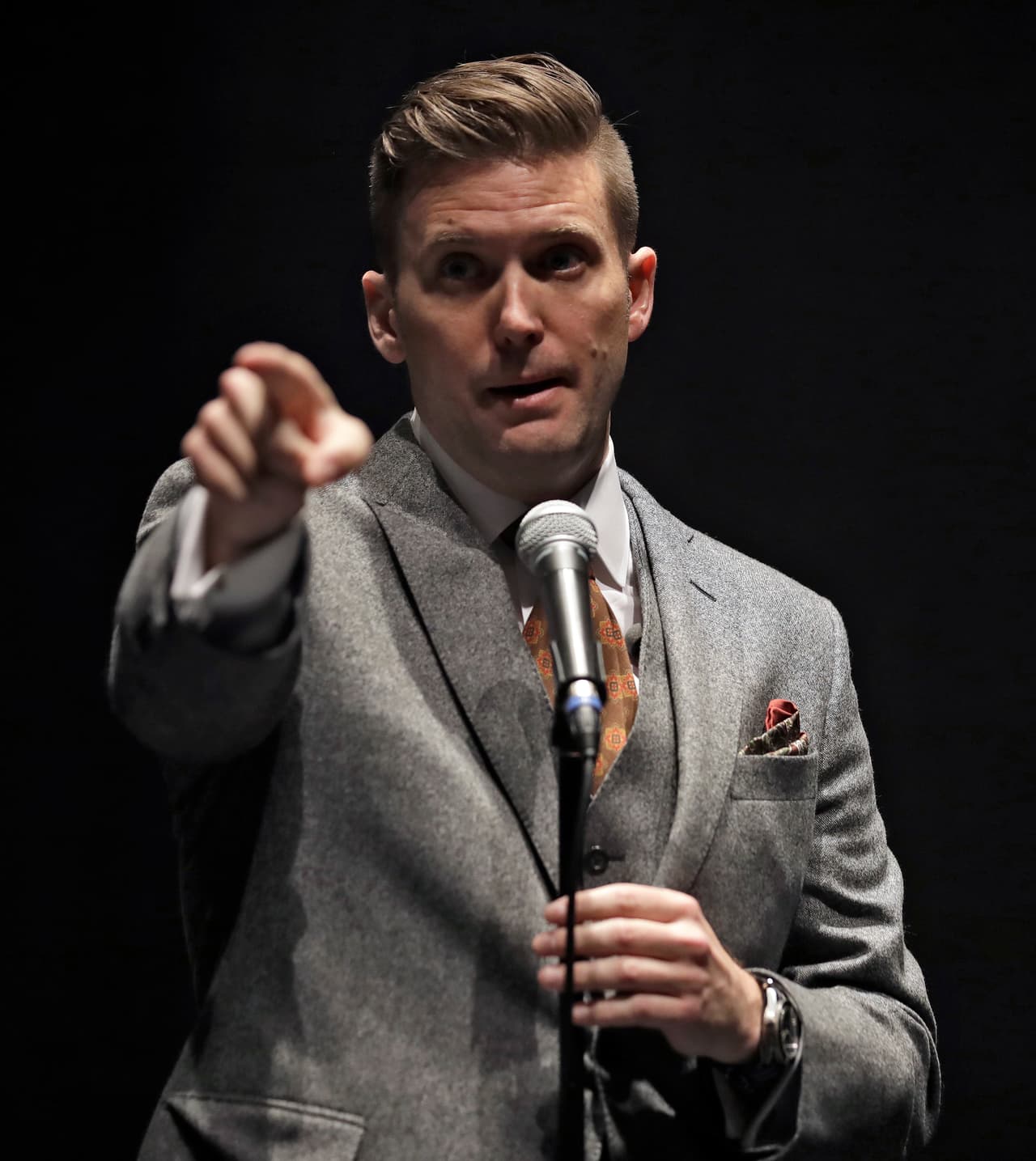 “Saben que lo que digo va a cambiar el mundo. Y, por lo tanto, todos quieren detenerlo. Van a fallar. Somos más fuertes que ustedes y todos lo saben. Por eso están aquí como una especie de mafia”, dijo Spencer señalando a sus oponentes en el público.