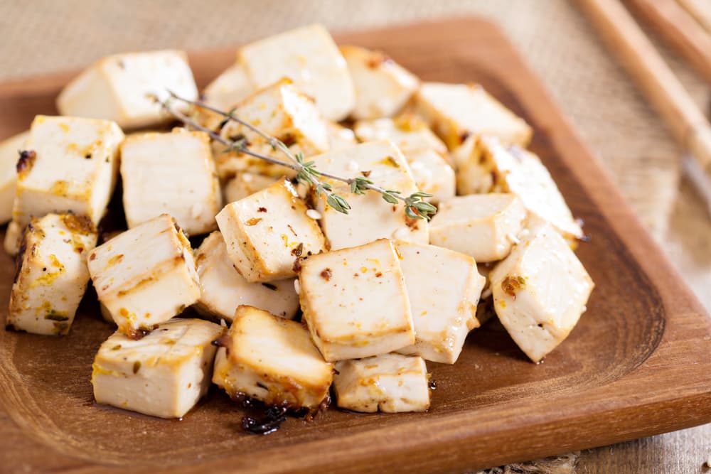 Tofu. Otro de los alimentos que va perfecto con las parrilladas es el tofu que ya por si solo es una fuente natural de proteínas.