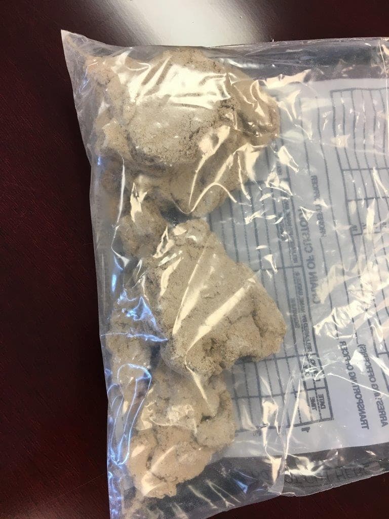 Tres personas fueron arrestadas luego de que autoridades desarticularan un laboratorio clandestino que procesaba droga este jueves por la tarde en Woodstock, Georgia.