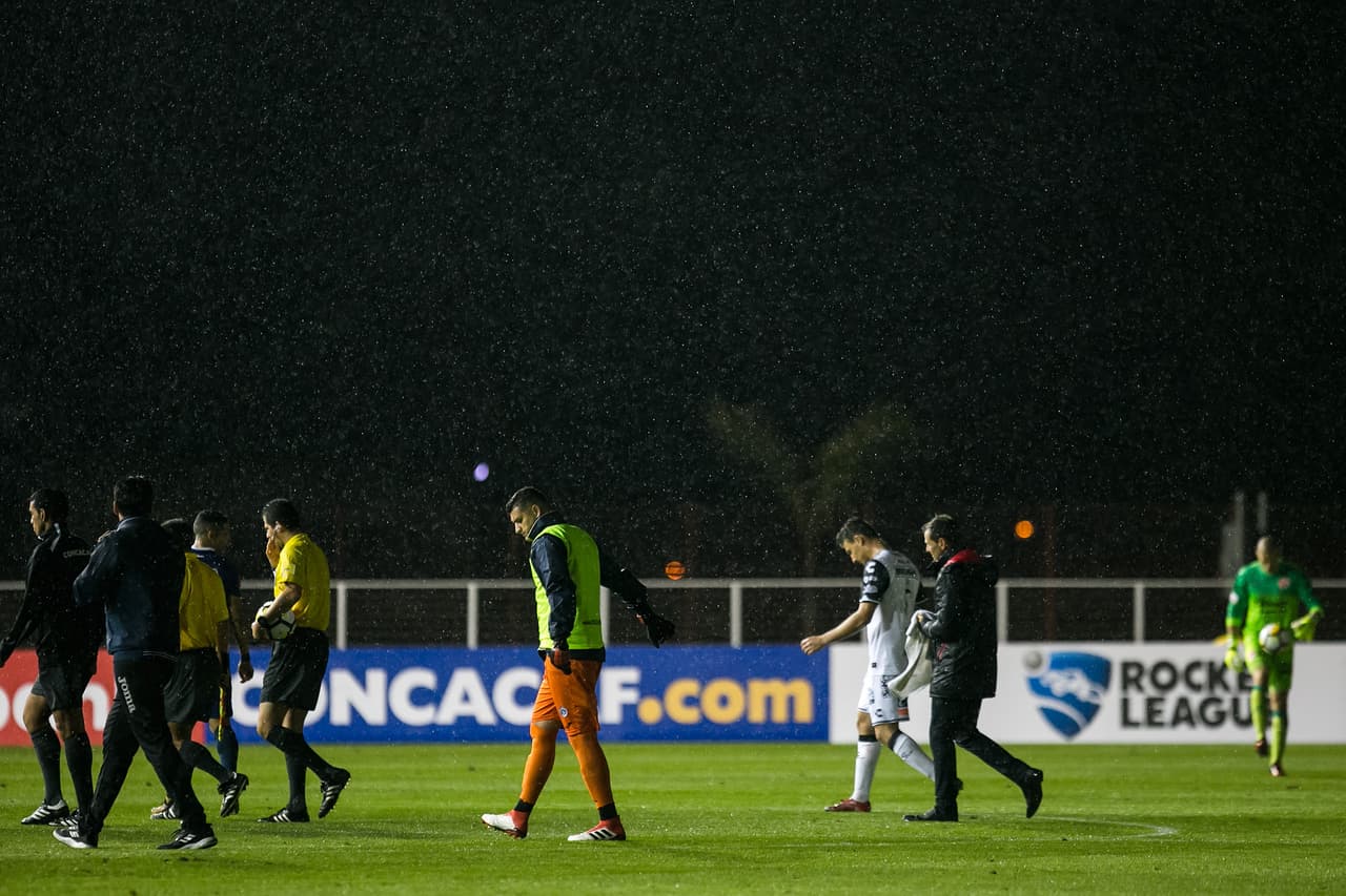 Sin embargo, a los aficionados los hicieron evacuar por la tormenta y el juego no se reactivó si no hasta después de 50 minutos.