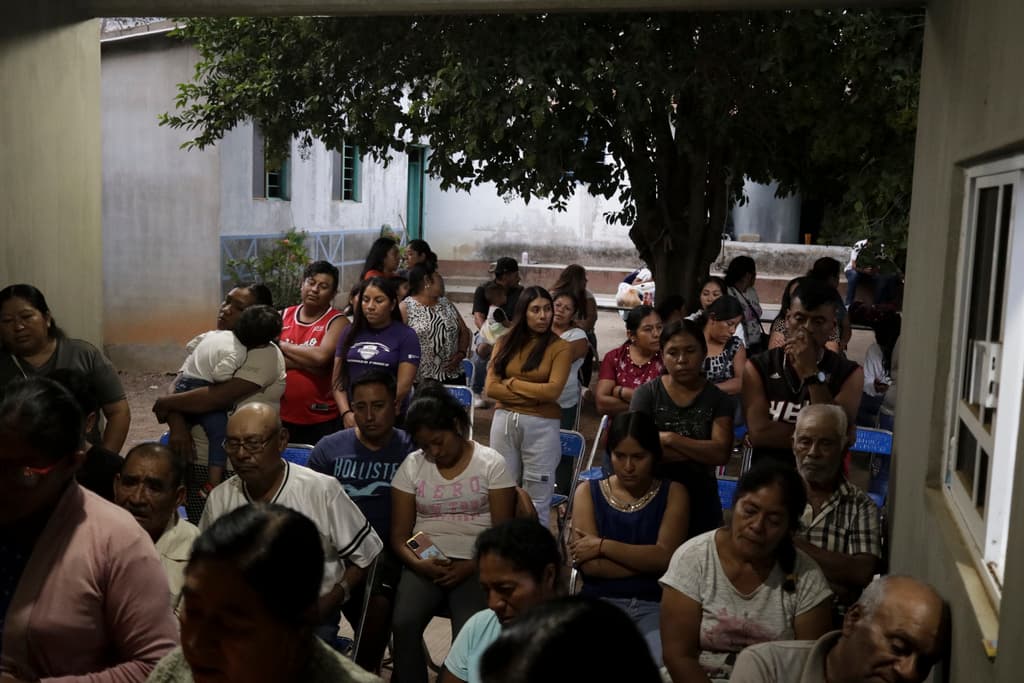 Mientras esa ayuda llega, en 
<b>Agua del Sol, Oaxaca, </b>familiares y amigos de Evarado Ventura Hernández, otro de los 
<b><a href="https://www.univision.com/local/orlando-wven/trabajadores-mexicanos-muertos-autobus-florida-ocala" target="_blank">8 trabajadores agrícolas fallecidos en el accidente</a></b>, rezan por su eterno descanso.