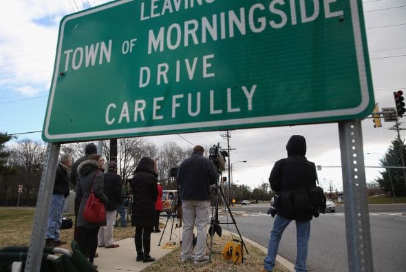 Periodistas esperan la llegada de Alan Gross fuera de la Fuerza Aérea Base Conjunta Andrews en Prince George que estuvo en prisión en Cuba durante los últimos cinco años con cargos de espionaje.