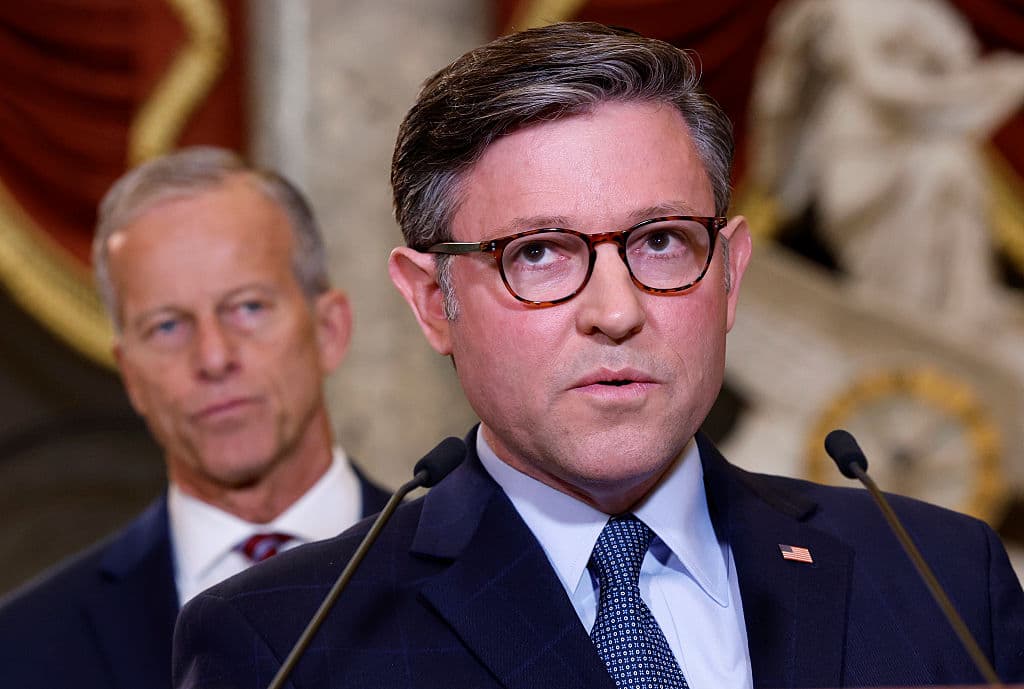 Los líderes republicanos en el Congreso, Mike Johnson en la Cámara Baja, y John Thune en el Senado. Este cierre del gobierno se encamina a convertirse en el más largo de la historia de EEUU.