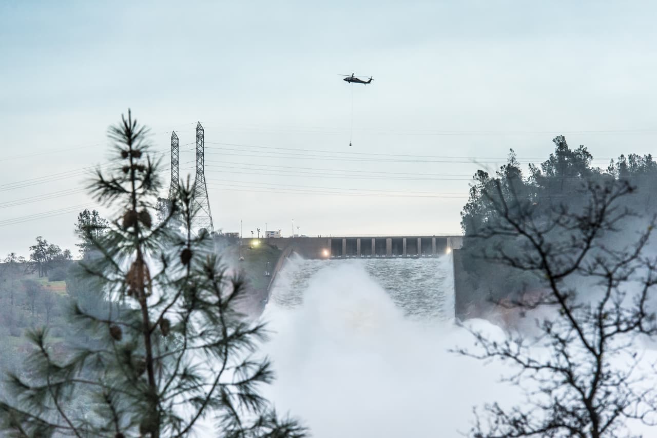 Las obras continuaban el martes, lo mismo que la salida de agua por la rampa principal. Las autoridades querían asegurarse de que el nivel del embalse caía hasta los 850 pies de altura, en previsión de más lluvias a final de semana.