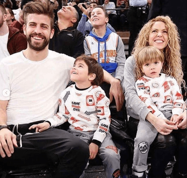 Pese a los rumores de una supuesta separación entre Shakira y Gerard Piqué, el programa Despierta América afirmó que ambos fueron vistos en compañía de sus hijos Milan y Sasha mientras asistían a un juego de baloncesto en Nueva York.