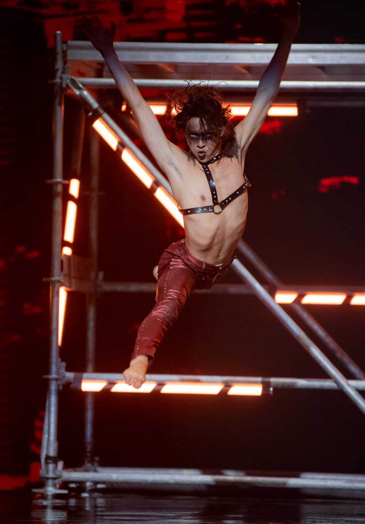 En el duelo a muerte de baile, Emmanuel Torres tuvo una actuación sublime.