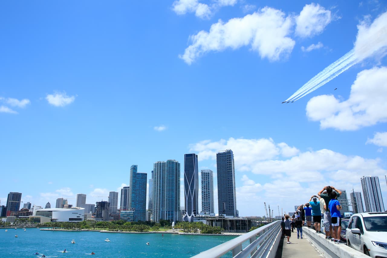 Cientos de residentes del condado Miami-Dade y Broward salieron a ver este espectáculo sin igual, que ya ha estado en otras ciudades de EEUU, durante la pandemia del covid-19.