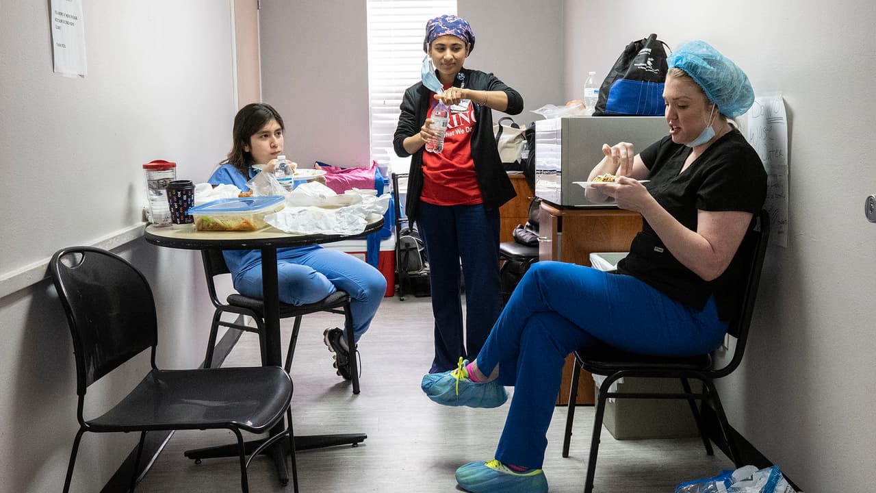 El doctor dijo que tiene 253 días trabajando sin detenerse y alertó que "los pacientes siguen llegando". El área de Houston registra más de 260,000 casos positivos de coronavirus.