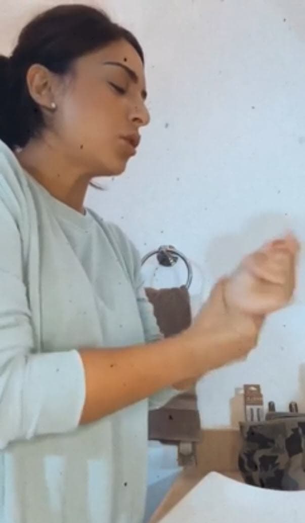 Hace unos días compartió un video en sus historias de Instagram para mostrarle a sus seguidores cómo se lavaba las manos como medida de precaución contra el covid-19, pero la actriz lo hizo a ritmo de Selena mientras cantaba el tema 'Si una vez'.