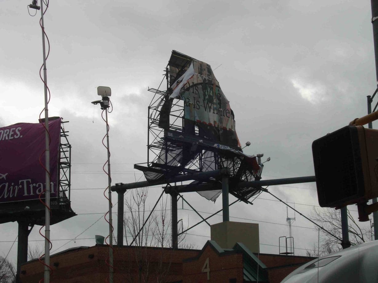 Espectacular destruidp sobre la Estación de Bomberos 4 (Edgewood e I-85/75).