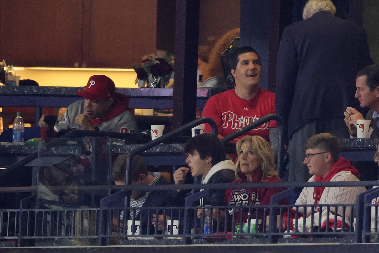 La Primera Dama de Estados Unidos, la Dra. Jill Biden, es vista durante la quinta entrada del juego.