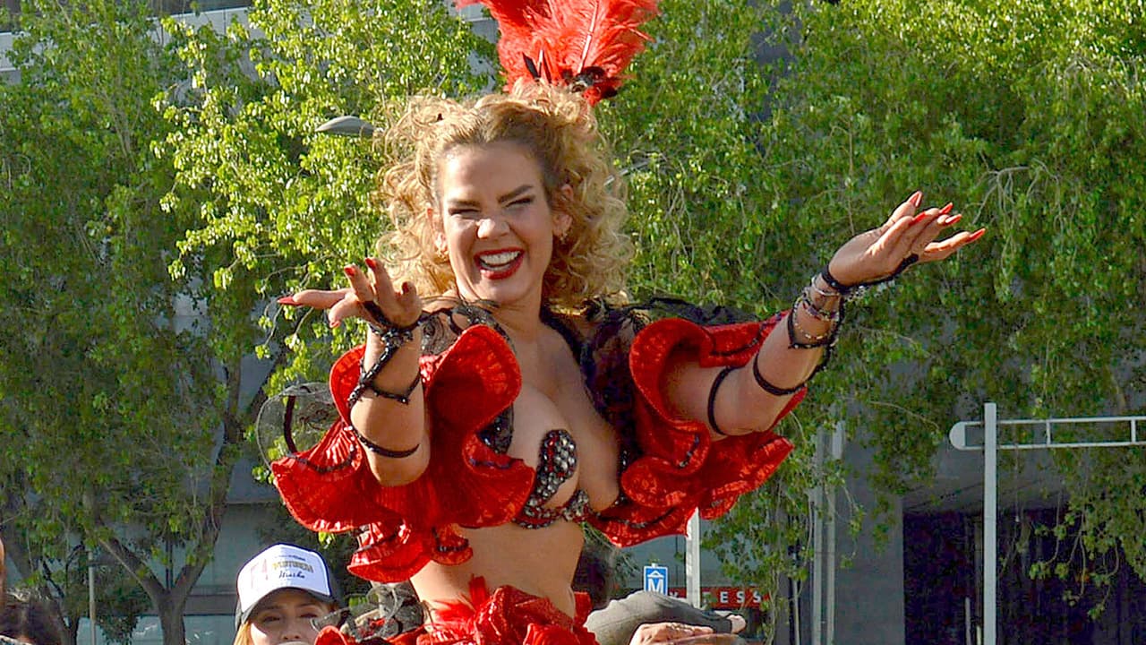 Pero a diferencia de su madre, acostumbrada a usar 
<b><a href="https://www.univision.com/shows/despierta-america/niurka-marcos-paseo-semidesnuda-por-las-calles-de-mexico-porque-es-la-nueva-aventurera-video" target="_blank">ropa mucho más entallada</a></b> con la que presume su esbelta figura, la chica ha optado por un estilo distinto en sus 'outfits'. 
<br>