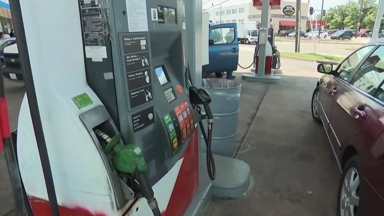 Millones de automovilistas en EEUU expresan preocupación por precios de la gasolina para fin de semana de Labor Day