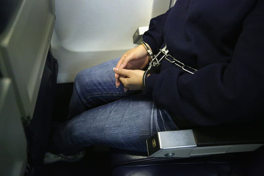 Pero si la persona es deportada por un delito grave como abuso sexual de un menor o por manejar varias veces en estado de ebriedad, 
<b>es posible que no logre regresar al país.</b>