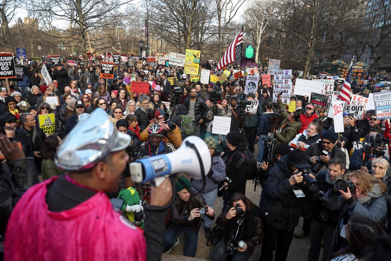 Las protestas en Nueva York se suman a marchas similares en ciudades como Filadelfia, Boston y Los Ángeles, donde activistas y familias compartieron su indignación por la política migratoria y el rol del ICE.