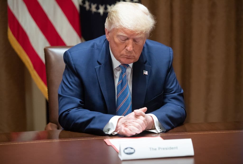 Mayoría percibe que EEUU marcha en dirección equivocada y Trump profundiza las divisiones, según encuesta de AP/NORC