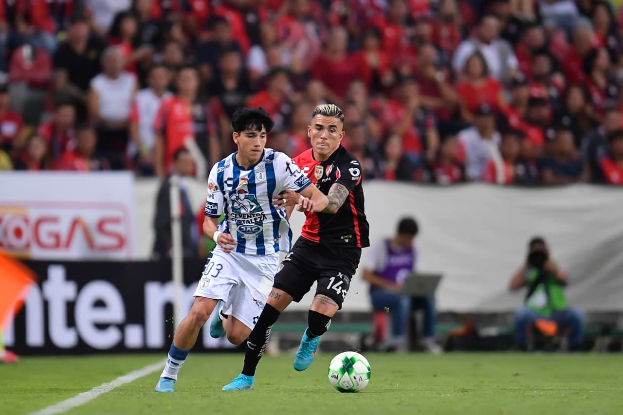 Luego de media hora sin emociones, Luis Reyes despertó al Jalisco al abrir a la banda y rematar el centro con la frente para el 1-0 de Atlas.
