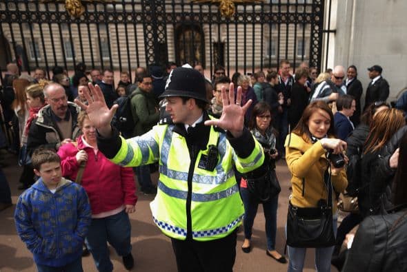 Policía resguardando la seguridad del palacio.