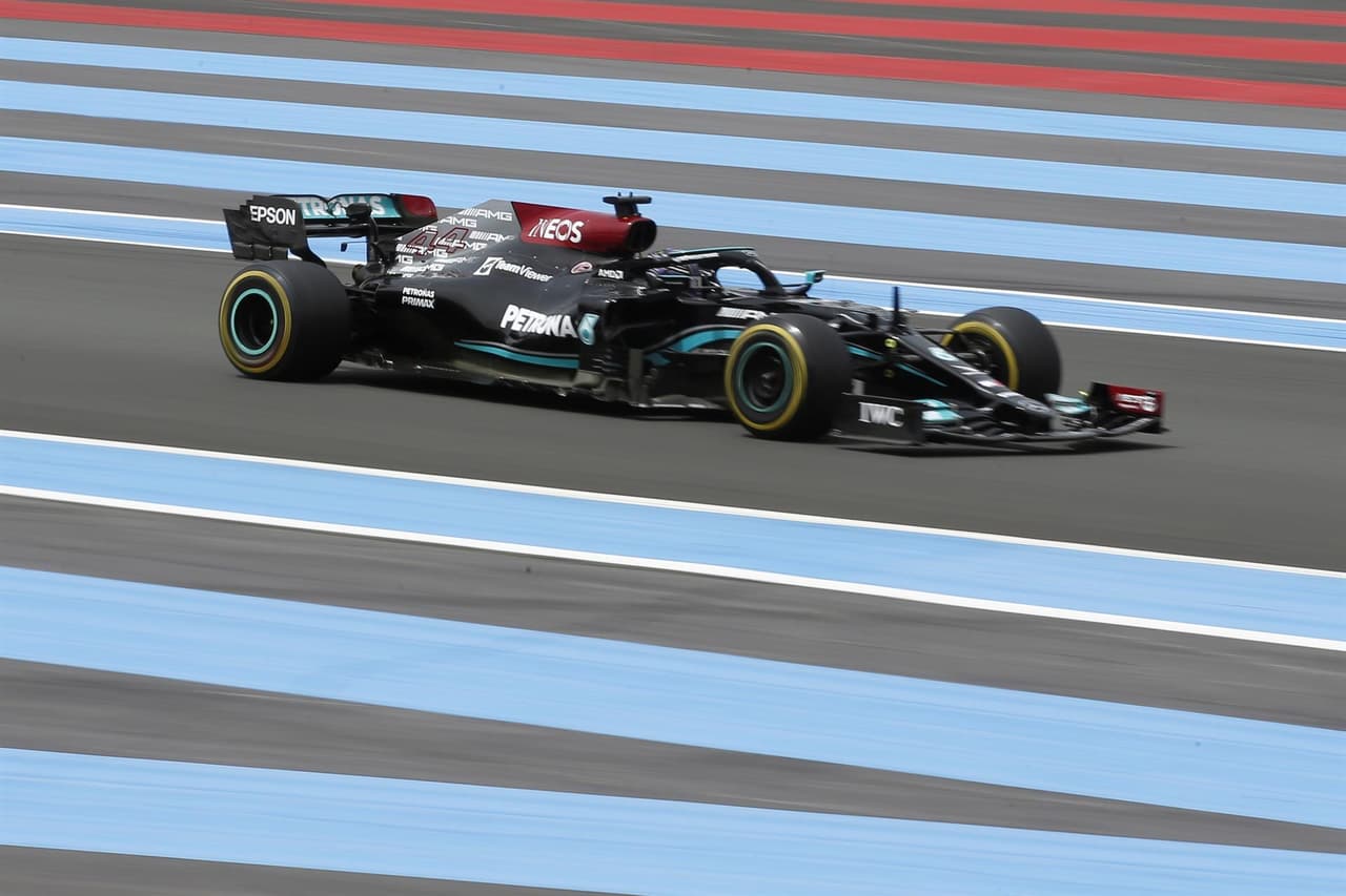 Sergio 'Checo' Pérez logra subir al podio en la Formula 1 junto a su compañero de Red Bull, Max Verstappen, y Lewis Hamilton. El mexicano llegó en tercera posición, mientas que el piloto británico se adjudicó la segunda plaza. El neerlandés fue campeón del Gran Premio de Francia y fue nombrado piloto del día.