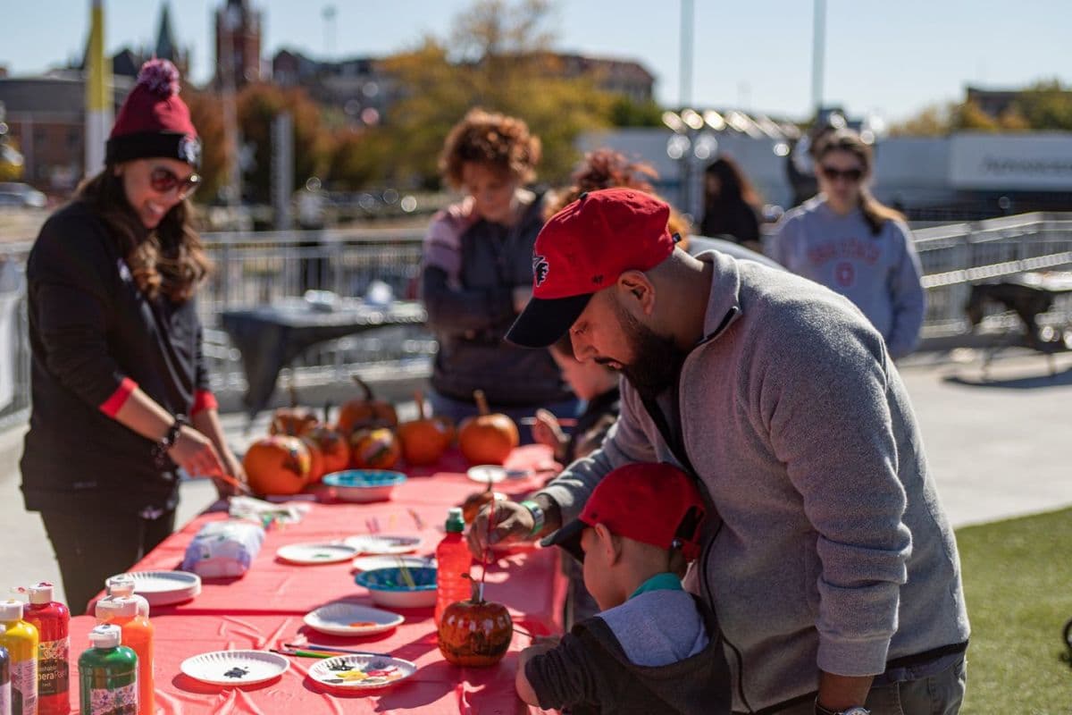 <b><a href="https://www.facebook.com/events/4506449346059902" target="_blank">Woodpecker’s Fall Fest (6 de noviembre)</a></b>: Comida y bebida con temas de otoño en puestos de venta con fútbol en televisores. Actividades orientadas al otoño como pintar calabazas y paseos en carruajes en asociación con Rick's Place. También tendrá la primera oportunidad de comprar entradas 2022 con descuento para todos los veteranos. También habrá donación de sangre en la plaza frente al estadio de Segra con Cape Fear Valley Health System.