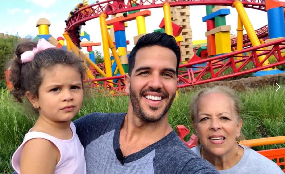 El entrañable chef Yisus y toda la familia de
<b>Despierta América</b>
<b><a href="https://www.univision.com/shows/despierta-america/muere-madre-del-chef-yisus-despierta-america" target="_blank">estamos de luto ante la muerte de la madre</a></b> de nuestro querido colaborador.
<br>