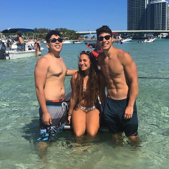 Algunas hasta le lanzan piropos y lo invitan a convertirse en su novio o esposo.