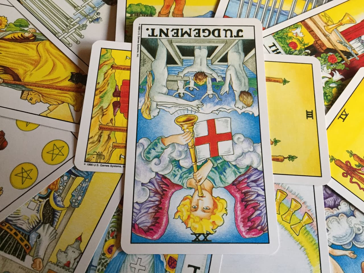 En cosas del amor, la carta invertida del Juicio señala malas noticias. O no es buen momento para iniciar alguna relación sentimental o denota inminentes problemas con la pareja. Esto viene a que tendemos a tener malos juicios y decisiones pobres que afectarán todo, así que a mantener la calma y tener paciencia.