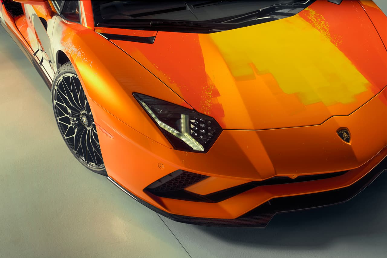 El color anaranjado, al que 
<a href="https://www.univision.com/carros/marcas-de-carro/lamborghini" target="_blank">Lamborghini</a> se refiere como Arancio Atlas, fue el lienzo sobre el que Skyler Grey expresó su creatividad al interpretar la marca italiana.