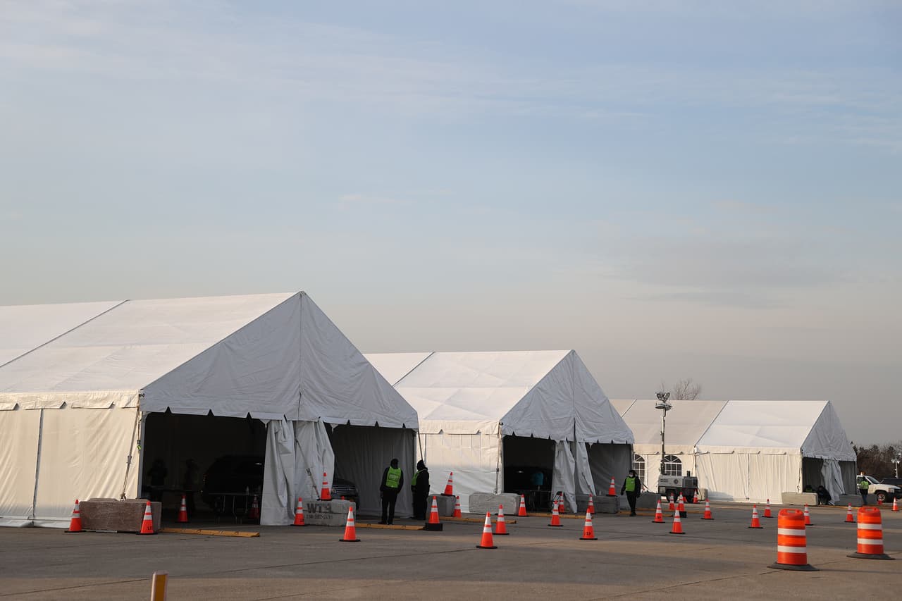 Cuomo dijo que anticipa que el estado recibirá más dosis del gobierno federal, probablemente la próxima semana. Sin embargo, el mandatario culpó a Washington por la falta de vacunas, diciendo "Crearon tal demanda, y nunca aumentaron la oferta".