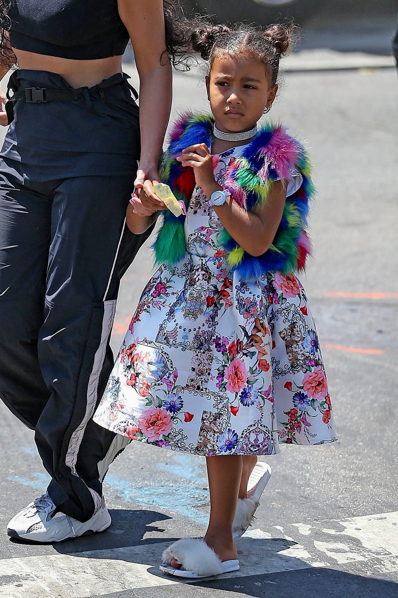 Para el clan Kardashian nunca es demasiado pronto para incursionar en la moda, pues, a su corta edad, North ya elaboró sus primeras creaciones en este curso de verano.