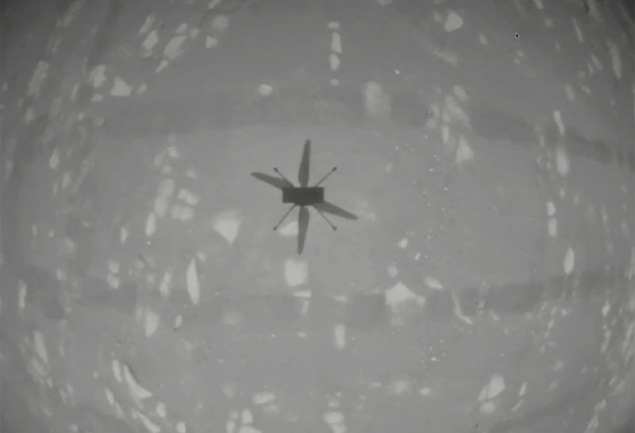 La primera imagen que envía el helicóptero Ingenuity de su propia sombra sobre la superficie de Marte, en un histórico sobrevuelo en el planeta rojo.