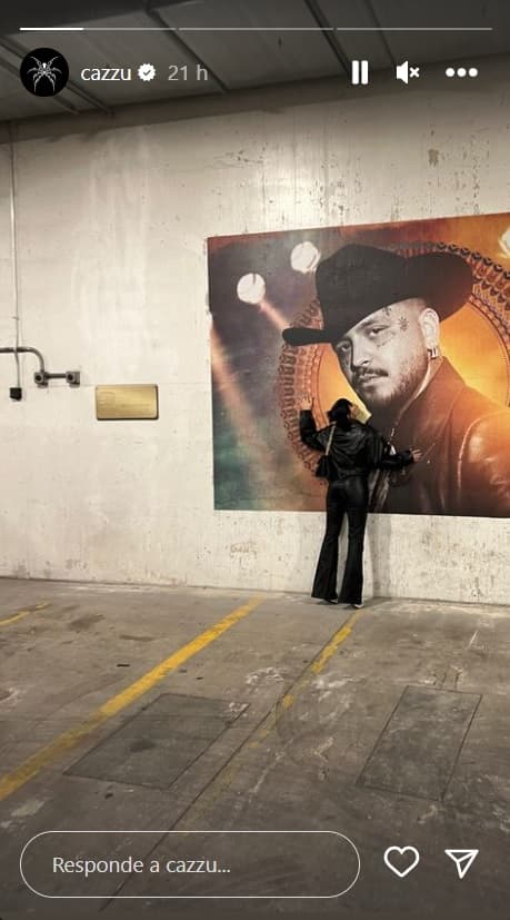 Fue en sus historias de Instagram donde publicó una fotografía, en la que se le ve besando un cartel con la imagen de su novio.