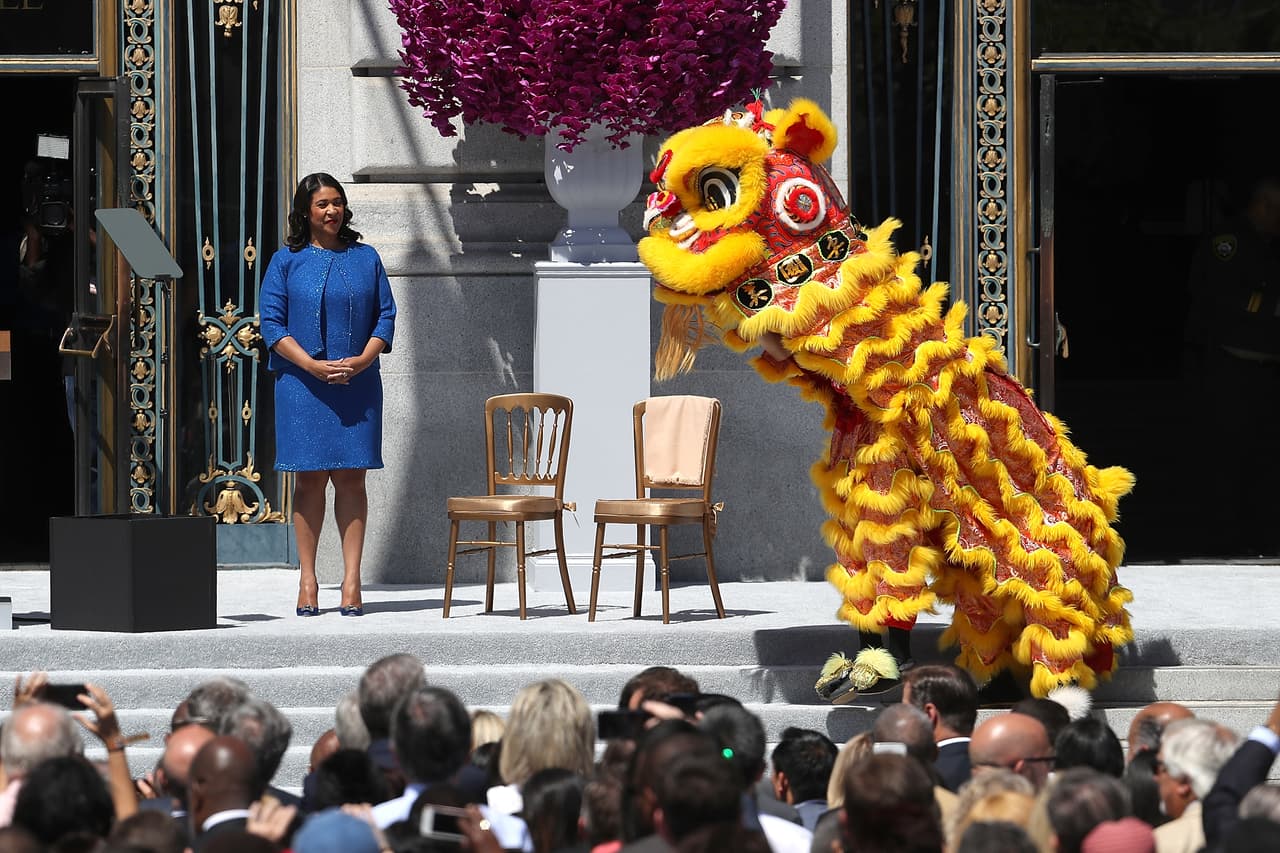 Un dragón chino estuvo durante la investidura de la nueva alcaldesa. San Francisco posee el Chinatown más poblado de EEUU.