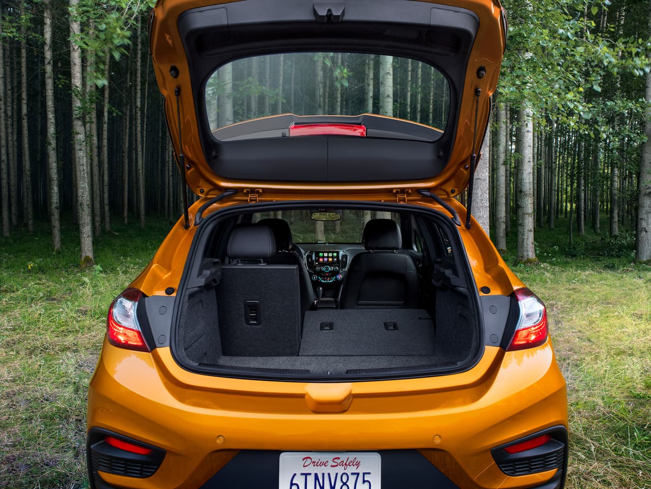 Hoy en su segunda generación, el
<b>Chevrolet Cruze</b> es un atractivo sedán compacto que se ha ganado rápidamente un lugar importante en las preferencias del público de Estados Unidos. El Cruze ganó gran prominencia gracias a uno de los tweets de Donald Trump con el que amenazó a General Motors con un impuesto fronterizo si no mudaba la producción del Cruze a los Estados Unidos. El fabricante respondió que el Cruze ya se fabrica en Lordstown, Ohio con excepción de la versión hatchback que representa una porción muy pequeña de las ventas totales del modelo. El Cruze se vende en Australia y Nueva Zelandia como el
<b>Holden Cruze</b>.