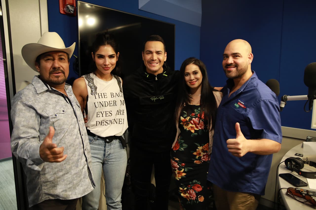 Premio Lo Nuestro será presentado por 
<b>Alejandra Espinoza</b> y 
<b>Víctor Manuelle</b>, personajes que también pasaron a saludar a 
<b>El Bueno, La Mala y El Feo</b>.