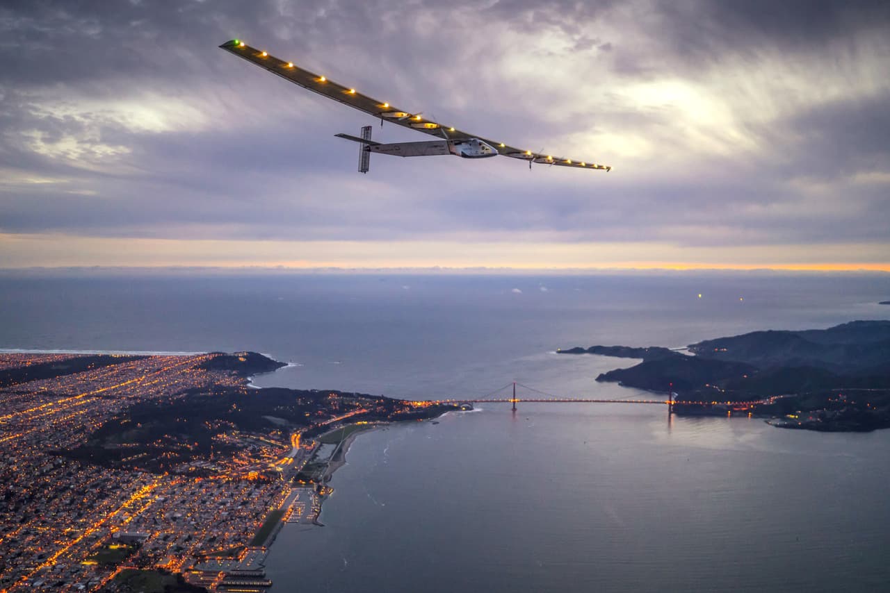 <b>Postales de ensueño.</b> Un avión impulsado con energía solar sobrevuela la bahía de San francisco en 2016, al fondo el Golden Gate. El trayecto del Solar Impulse 2 fue emblemática y en su trayecto no podía faltar una postal del puente.