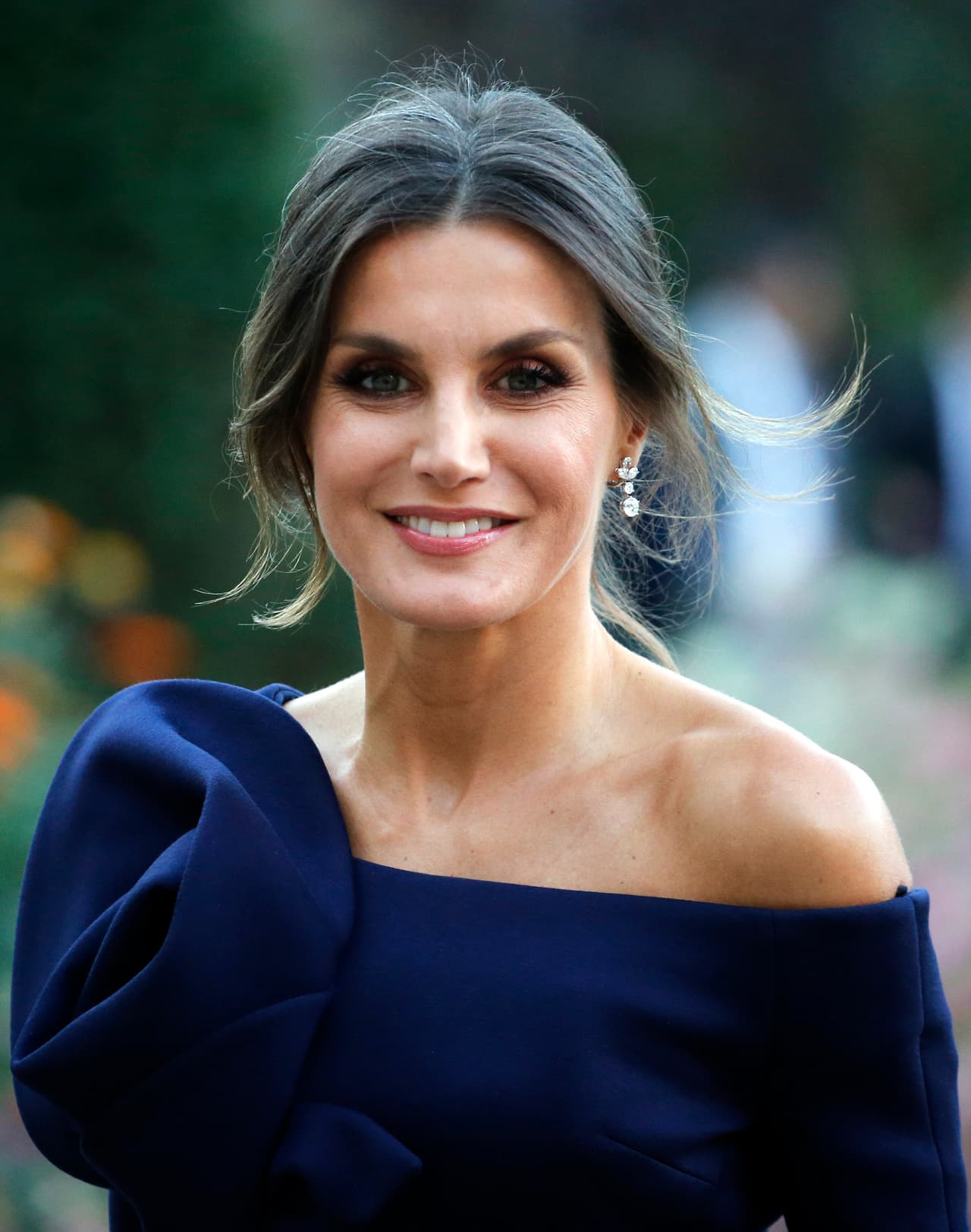Al igual que su atuendo, Letizia Ortiz optó por un peinado recogido que nos recuerda a la duquesa de Sussex, Meghan Markle, quien ha lucido de esa manera en sus últimas apariciones.